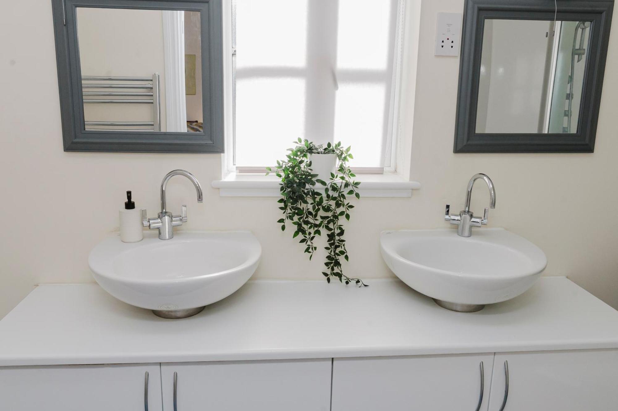 Abington Ccc - Sleeps 15, Balcony, Shower Jets, Cinema & Game Room, Baby Room, Pool Table, Ps5, 30 Games, Wii, Library, Parking, 5 *
