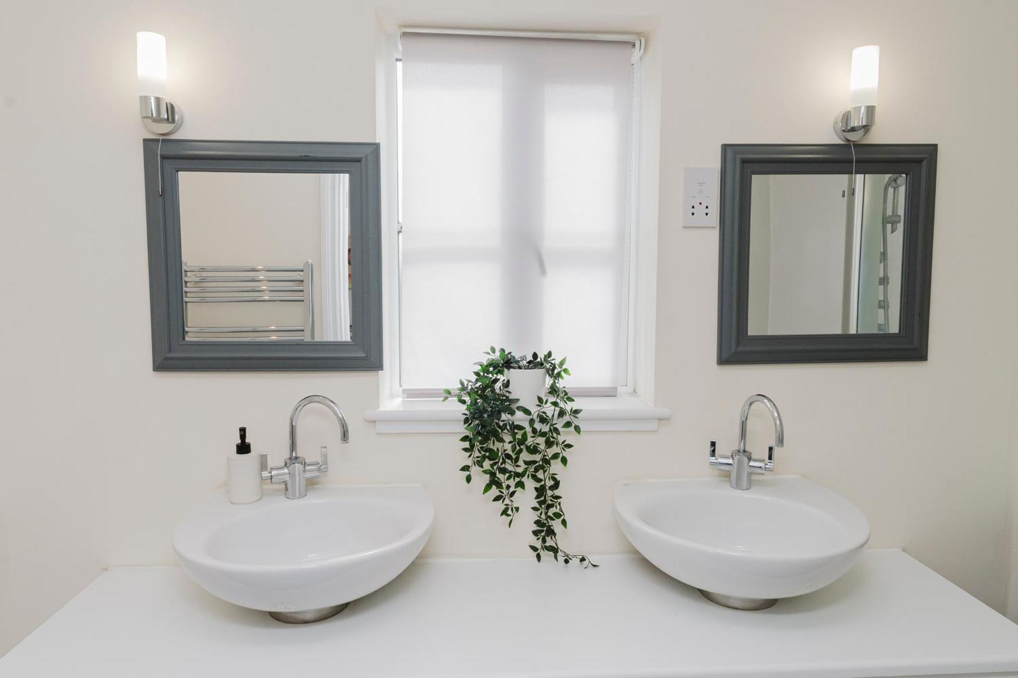 Abington Ccc - Sleeps 15, Balcony, Shower Jets, Cinema & Game Room, Baby Room, Pool Table, Ps5, 30 Games, Wii, Library, Parking, 5