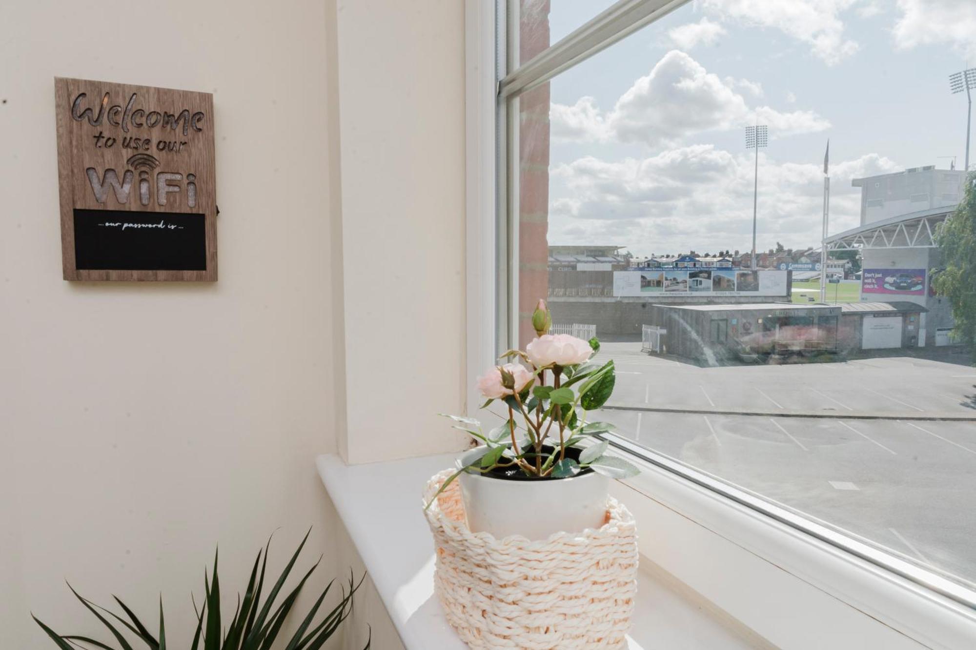 Villa Abington Ccc - Sleeps 15, Balcony, Shower Jets, Cinema & Game Room, Baby Room, Pool Table, Ps5, 30 Games, Wii, Library, Parking, 5 Northampton
