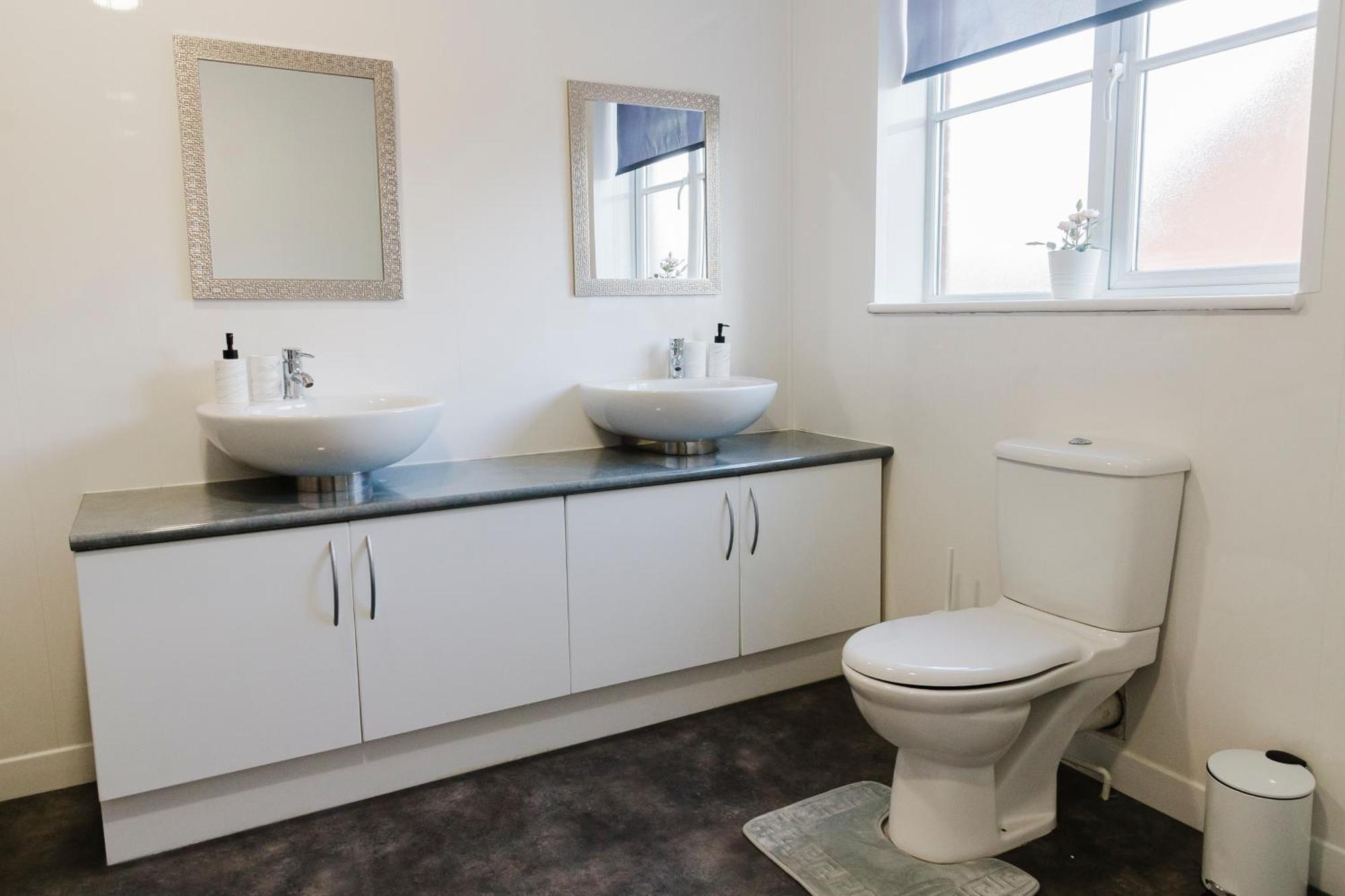 Villa Abington Ccc - Sleeps 15, Balcony, Shower Jets, Cinema & Game Room, Baby Room, Pool Table, Ps5, 30 Games, Wii, Library, Parking, 5 Northampton